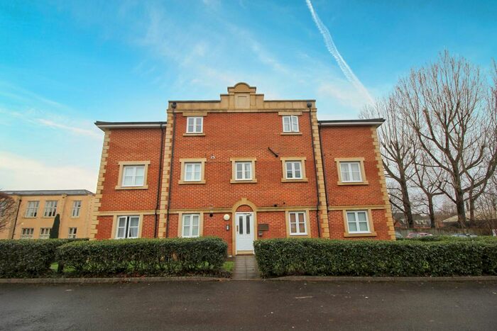 2 Bedroom Flat To Rent In Royal Earlswood Park, Redhill, RH1