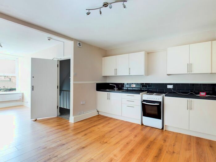 Studio To Rent In Alexandra Road, Torquay, TQ1