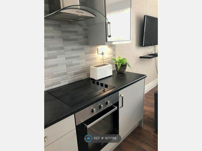 2 Bedroom Flat To Rent In Beeches Road, West Bromwich, B70