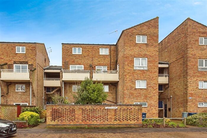 2 Bedroom Flat For Sale In Woburn Close, Cambridge, CB4
