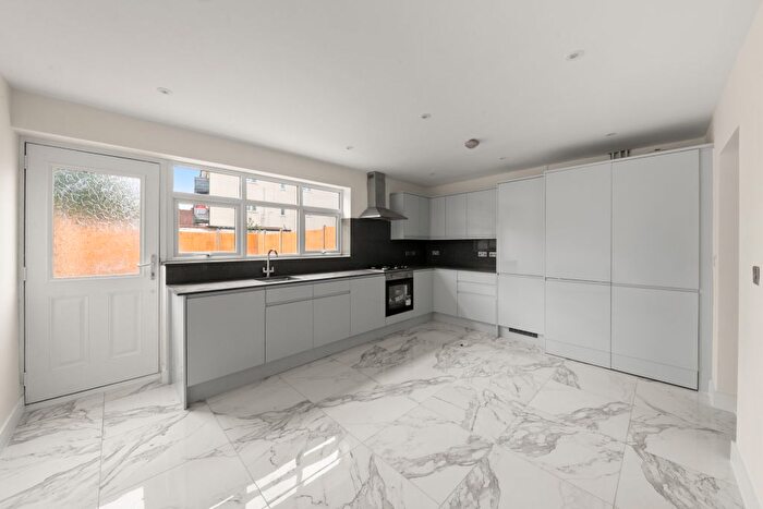 4 Bedroom End Of Terrace House For Sale In Berkeley Avenue, Hounslow, TW4
