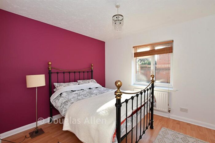 2 Bedroom Flat For Sale In Hampstead Gardens, Chadwell Heath, Essex, RM6