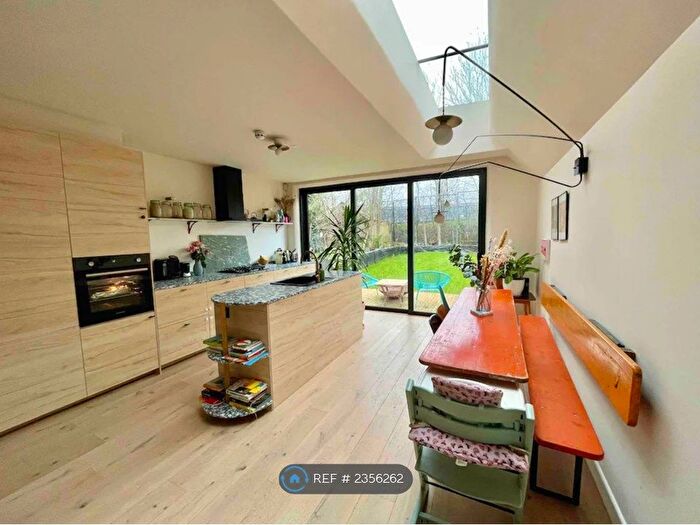 3 Bedroom End Of Terrace House To Rent In Ivorydown, Bromley, BR1