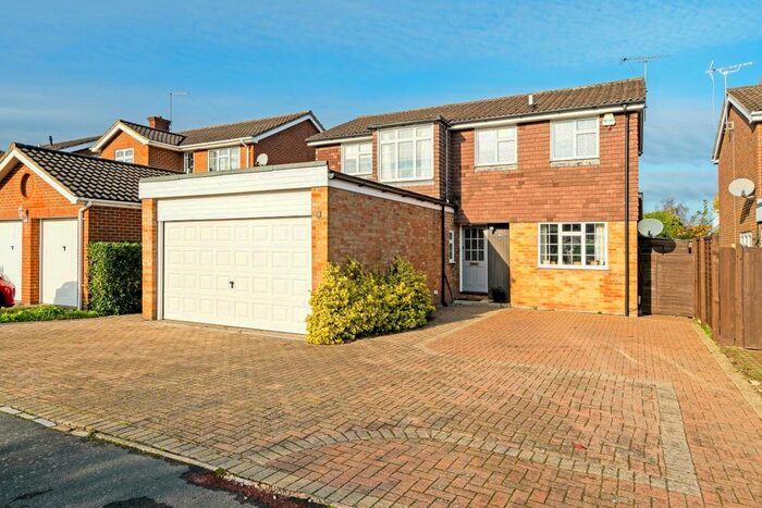 4 Bedroom Detached House To Rent In Windmill Close, Epsom, KT17