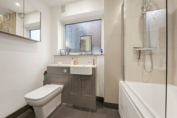 2 Bedroom Apartment To Rent In Ivy Road, London, NW2