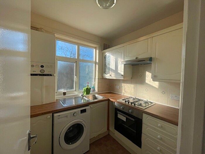 2 Bedroom Flat To Rent In Tamworth Lane, Mitcham, CR4