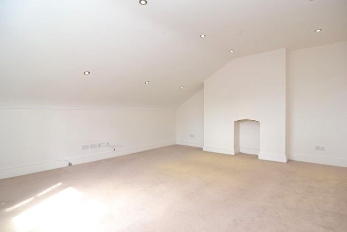 1 Bedroom Flat To Rent In Kings Road, Richmond, TW10
