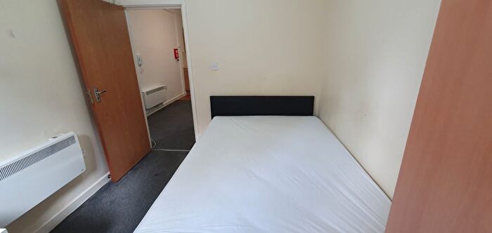 2 Bedroom Flat To Rent In Bed Flat -, West Luton Place, Adamsdown, CF24