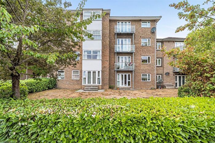 2 Bedroom Flat For Sale In Ash Tree Close, Surbiton, KT6