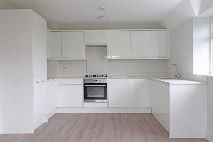 3 Bedroom Flat For Sale In Langshott, Horley, RH6