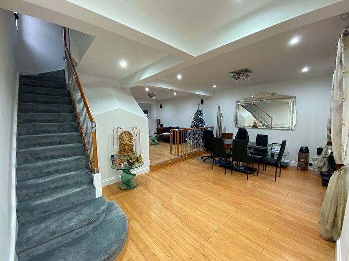 5 Bedroom Semi-Detached House To Rent In Stradbroke Grove, Clayhall, Ilford, IG5