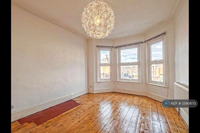 4 Bedroom Maisonette To Rent In Temple Road, London, NW2