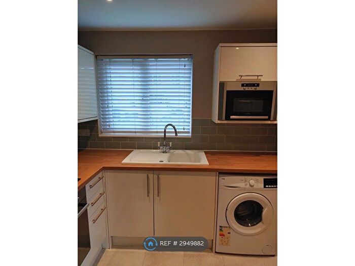 2 Bedroom Flat To Rent In Hallington Close, Woking, GU21