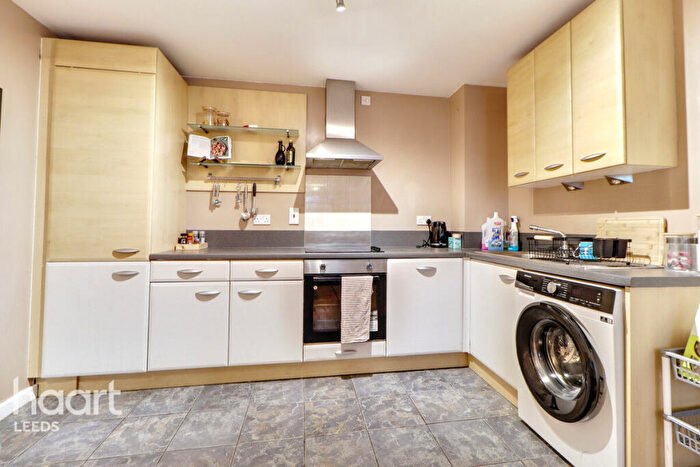 2 Bedroom Apartment For Sale In Elmwood Lane, Leeds, LS2