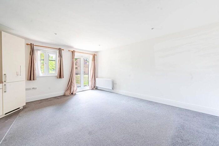 2 Bedroom Flat To Rent In Elm Park Road, Pinner, HA5
