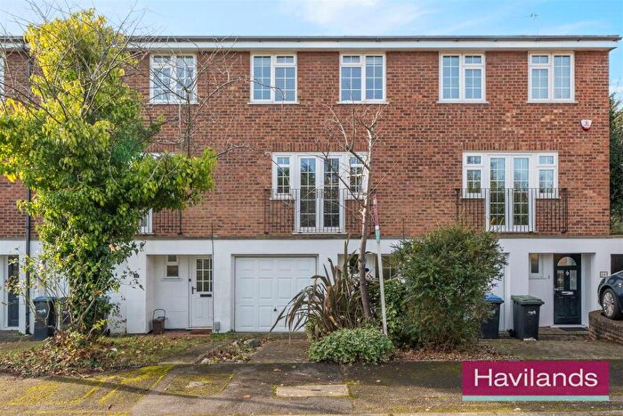 4 Bedroom Town House For Sale In Colonels Walk, The Ridgeway, Enfield, EN2