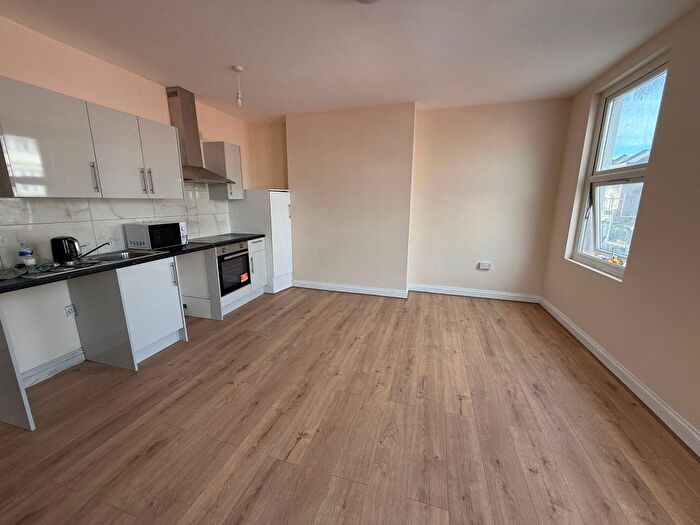 Studio To Rent In Uxbridge Road, London, W12