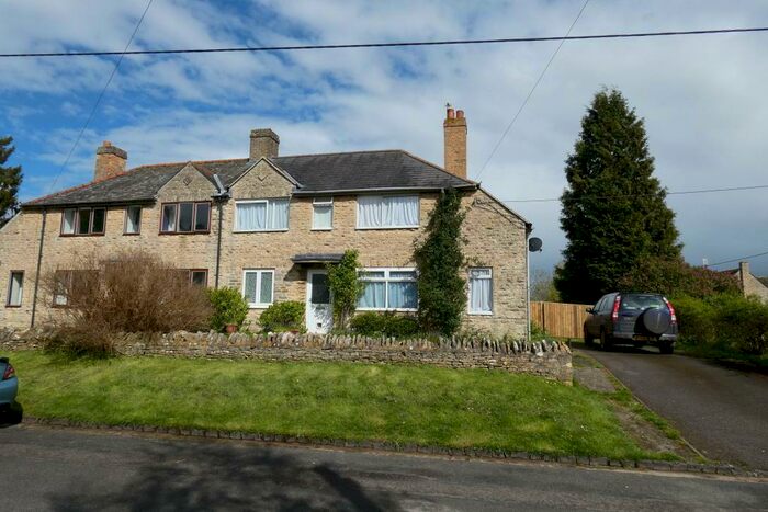 3 Bedroom Semi-Detached House To Rent In Barns Lane, Burford, Oxon, OX18