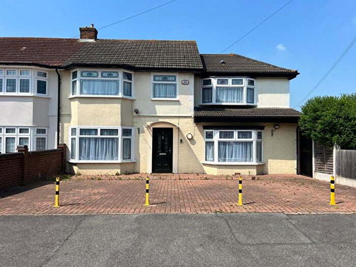 5 Bedroom House To Rent In Ryder Gardens, South Hornchurch, Rainham, RM13