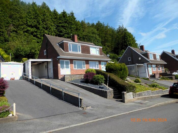 3 Bedroom Semi-Detached House To Rent In Hafod Cwnin, Carmarthen, SA31