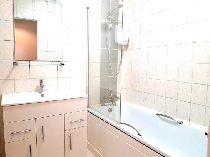 2 Bedroom Apartment To Rent In Eagle Heights, Clapham, SW11