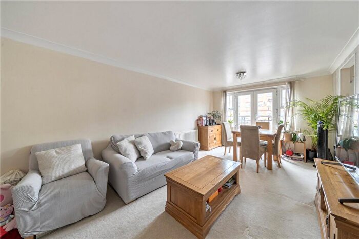 1 Bedroom Apartment For Sale In Osier Crescent, London, N10