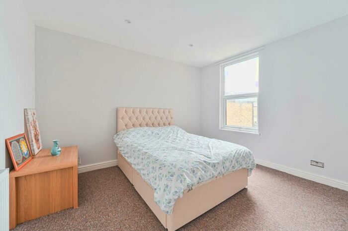 3 Bedroom Flat To Rent In Hawkslade Road, Honor Oak Park, London, SE15