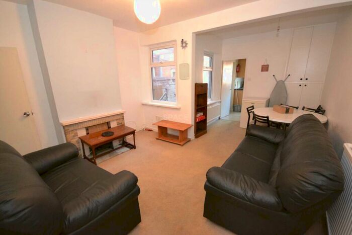 5 Bedroom Terraced House To Rent In Norris Road, Reading, Berkshire, RG6