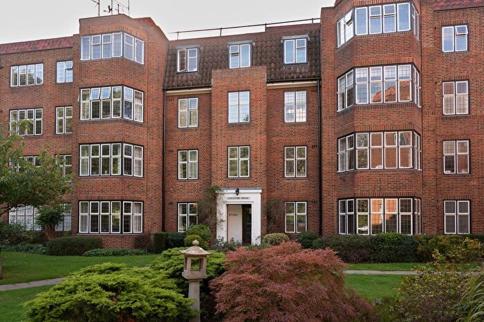 2 Bedroom Flat For Sale In Highlands Heath, Portsmouth Road, London, SW15