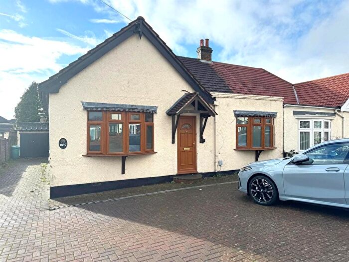 3 Bedroom Semi Detached Bungalow For Sale In Long Lane, Bexleyheath, DA7