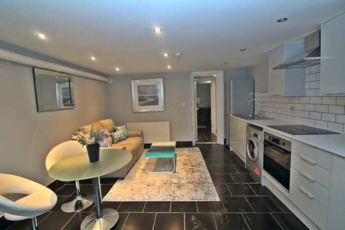 2 Bedroom Flat To Rent In Richmond Road, Roath, Cardiff, CF24