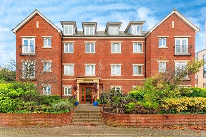 1 Bedroom Flat For Sale In Golden Court, Isleworth, TW7