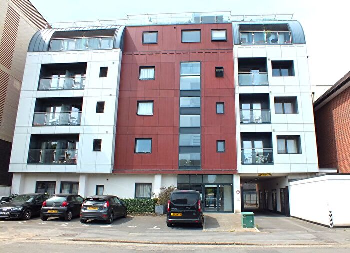 1 Bedroom Flat To Rent In Lavender Park Road, West Byfleet, KT14