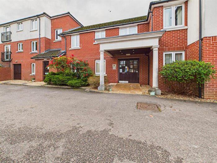 2 Bedroom Flat For Sale In Sheppard Court, Cheively Close, Reading, RG31