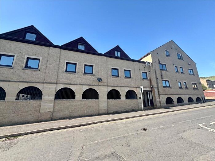 3 Bedroom Flat For Sale In Butlers View, Boothtown, Halifax, West Yorkshire, HX3