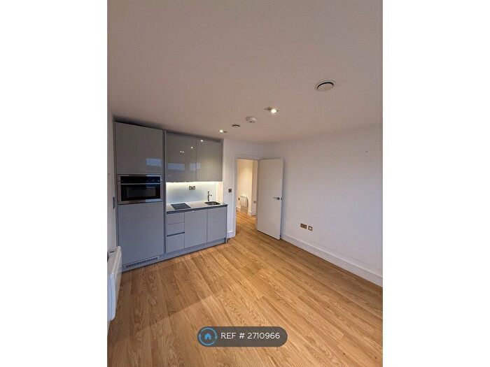 2 Bedroom Flat To Rent In Arrowhead House, Luton, LU4