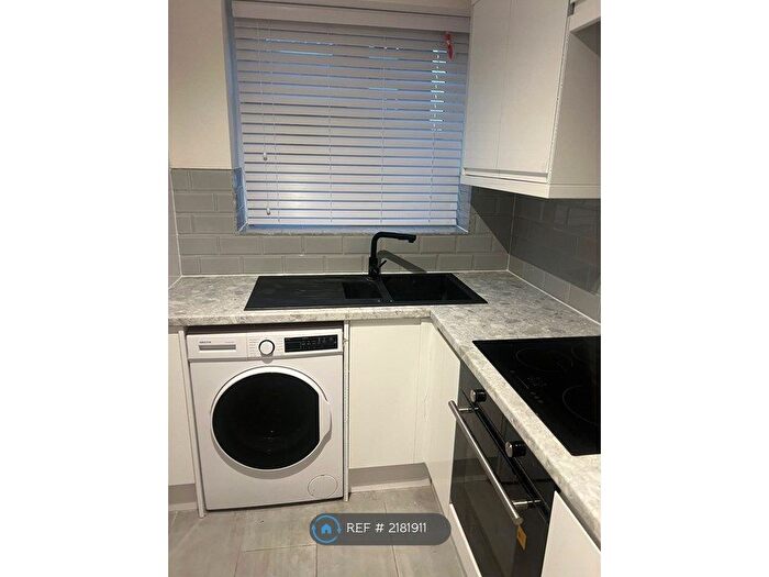 3 Bedroom Flat To Rent In London, London, SE13
