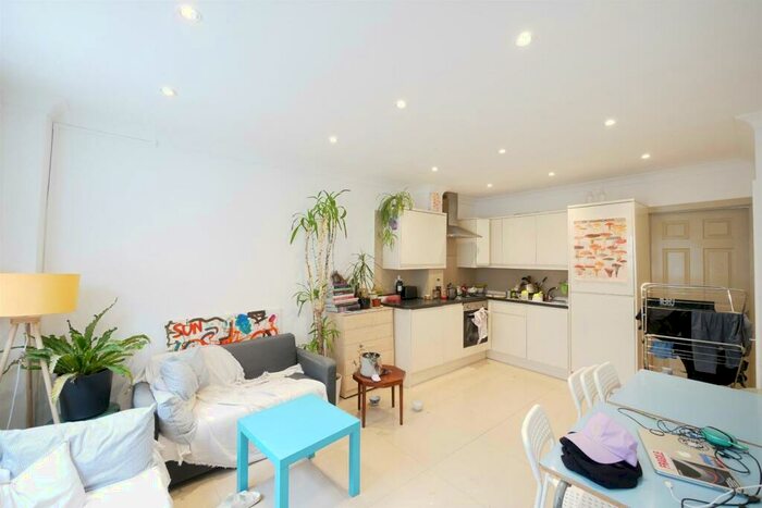 3 Bedroom Mews To Rent In Evering Road, London, N16
