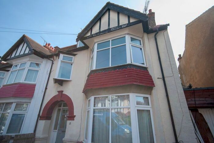 3 Bedroom Flat To Rent In Westminster Drive, Westcliff-On-Sea, SS0