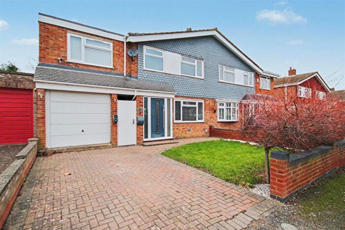 5 Bedroom Semi Detached House For Sale In Windrush Avenue, Bedford, MK41