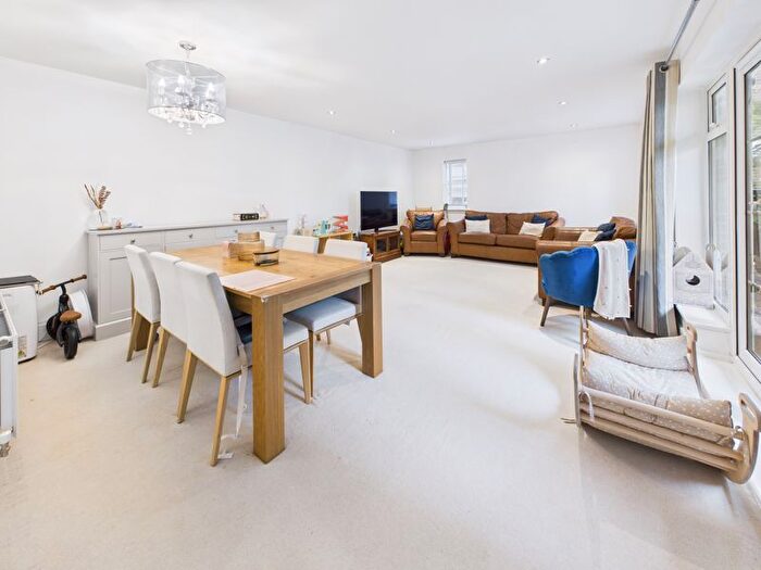 2 Bedroom Flat For Sale In White Hill Close, Caterham, CR3