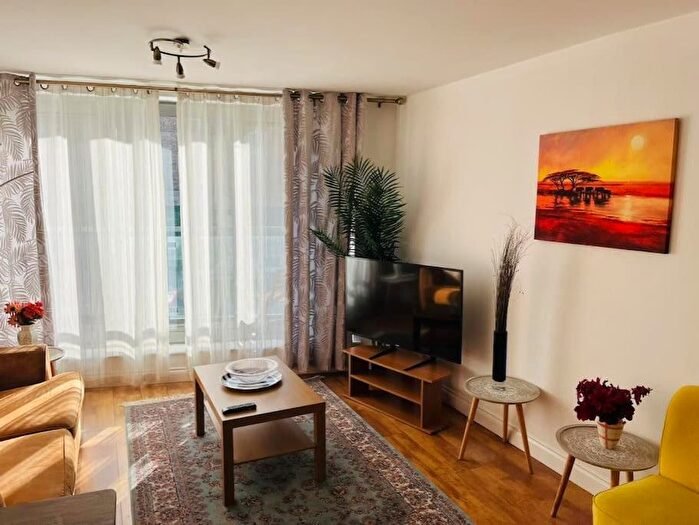 2 Bedroom Flat To Rent In Ashleigh Court, Loates Lane, Watford, Hertfordshire, WD17