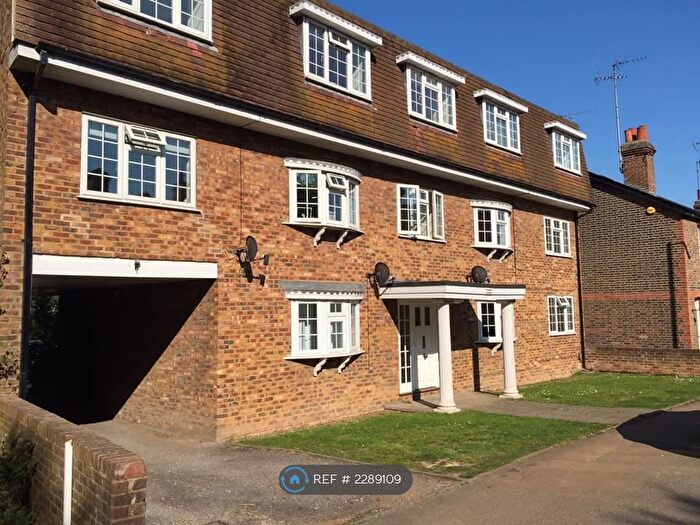 2 Bedroom Flat To Rent In Forest Court, Loughton, IG10
