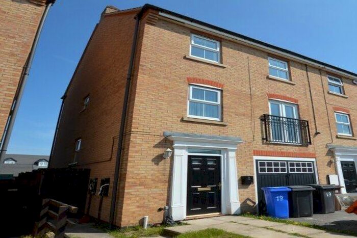 3 Bedroom Town House To Rent In Oxclose Park Way, Sheffield, S20