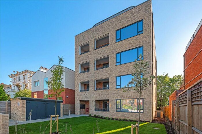 2 Bedroom Flat For Sale In Thornton Road, London, SW12