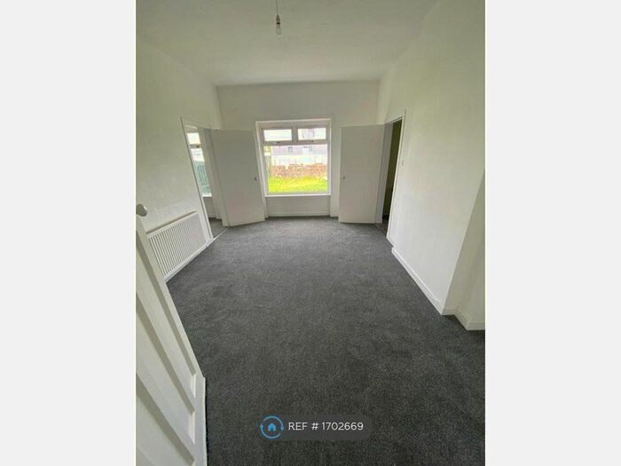 3 Bedroom Flat To Rent In Hillington, Glasgow, G52