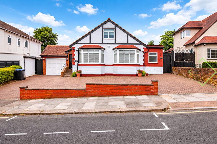 4 Bedroom Detached Bungalow For Sale In Oak Avenue, Enfield, Greater London, EN2