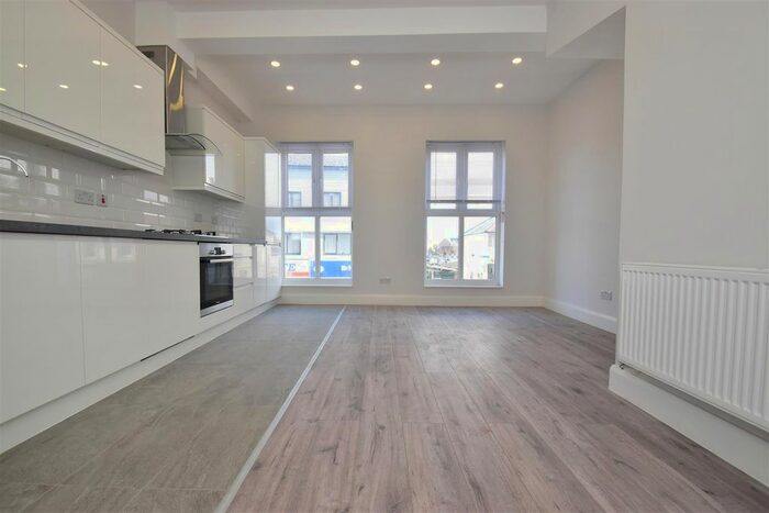 2 Bedroom Flat To Rent In Victoria Road, Horley, RH6