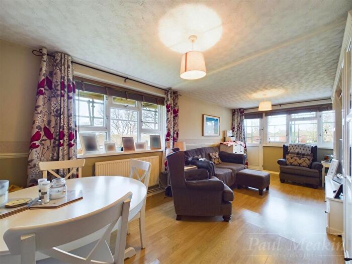 2 Bedroom Maisonette For Sale In Arnhem Drive, New Addington, CR0