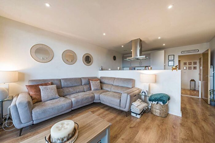 1 Bedroom Flat To Rent In Kew Bridge Road, Brentford, TW8